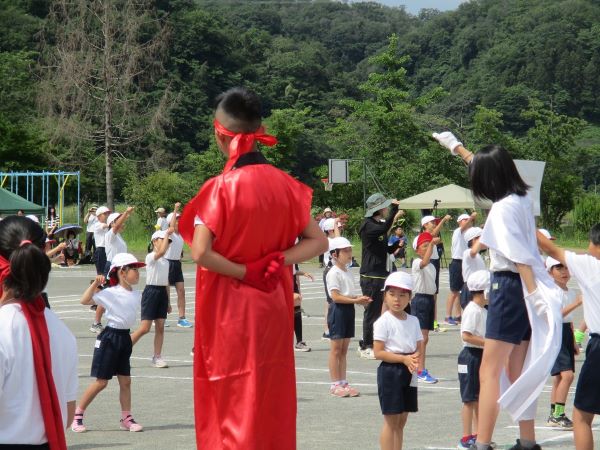 第49回運動会優勝の赤組も準優勝の白組も全力一の谷パワーですばらしい勝負！の写真